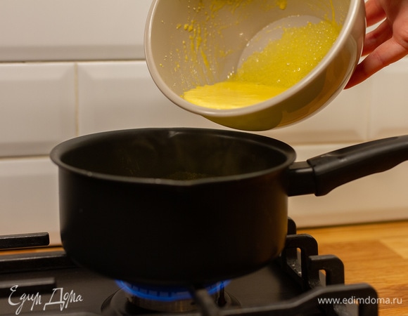 Ввести желтковую массу в сок, проварить до загустения крема, постоянно помешивая. Остудить.