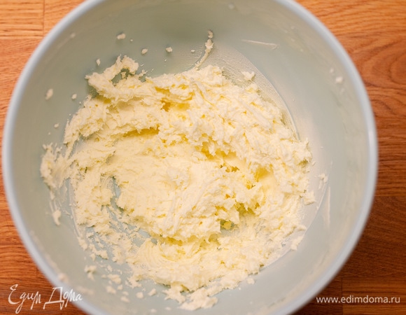 Мягкое масло взбить с творожным сыром до пышности.