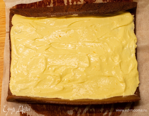 Аккуратно развернуть остывший рулет, смазать ровным слоем крема и снова свернуть. Убрать в холодильник на 1 час.