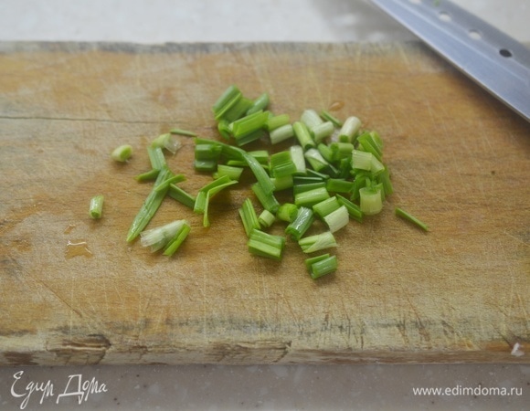 Лук помойте, измельчите.