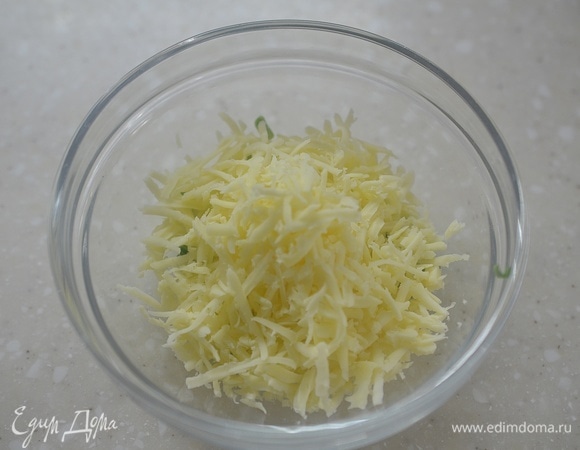 Сыр натрите на терке, добавьте к луку.
