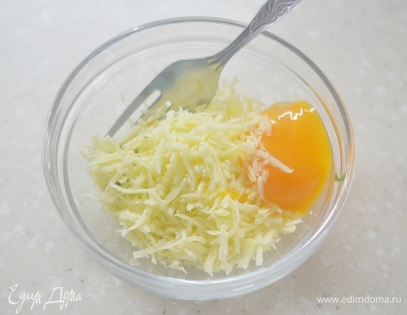 Сюда же вбейте яйца.