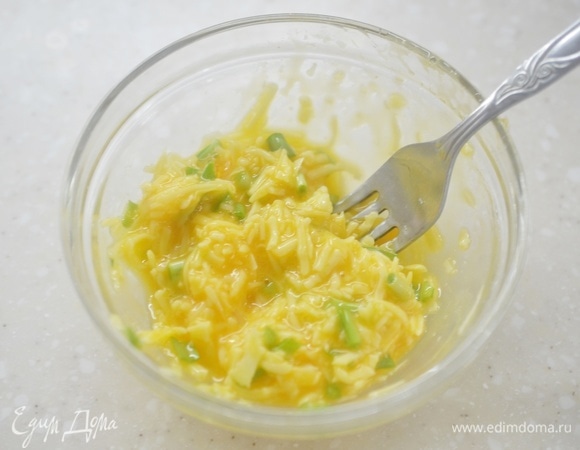 Посолите, поперчите и перемешайте. Масса достаточно густая.