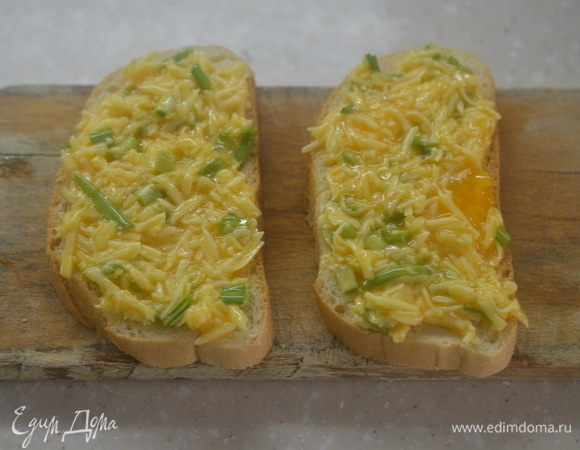 Каждый кусочек смажьте получившейся начинкой.