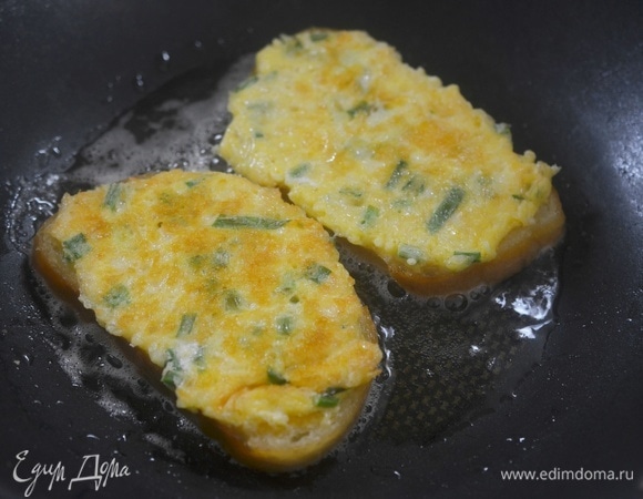 В сковороде разогрейте растительное масло. Обжаривайте хлеб сначала начинкой вниз, затем переверните и доведите до полной готовности.