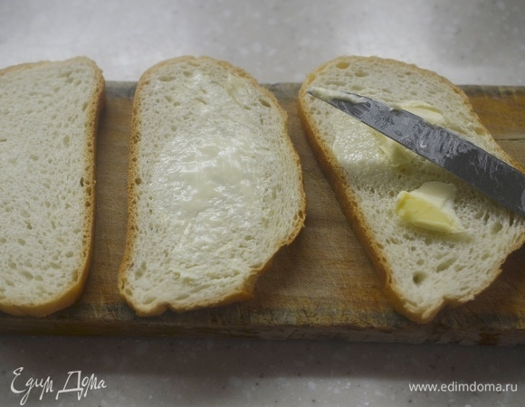 Кусочки хлеба смажьте сливочным маслом.