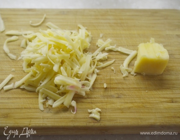 Сыр натрите на терке.