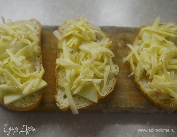 Выложите на яблоки.