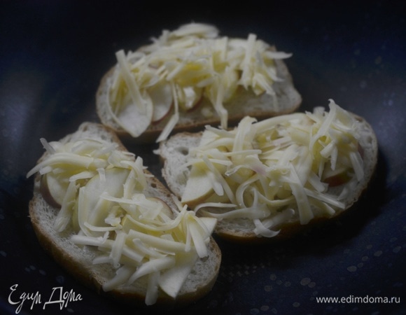 Положите на сухую сковороду.