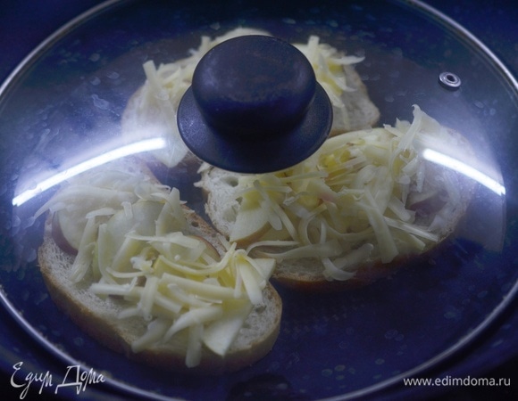 Накройте крышкой. Готовьте на небольшом огне до тех пор, пока сыр на расплавится, а хлеб не поджарится.