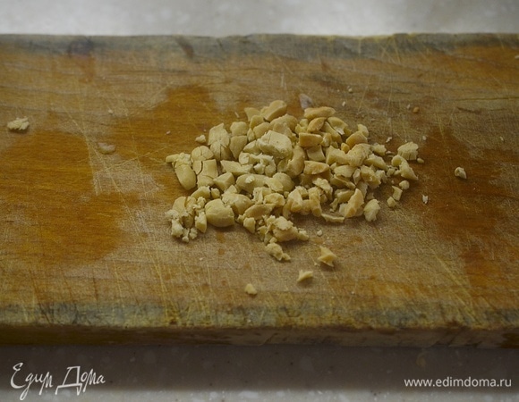 Орехи немного измельчите и посыпьте ими бутерброды.