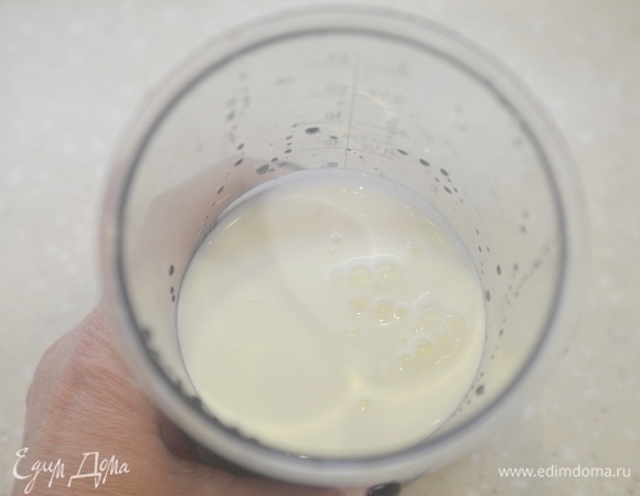 Кефир налейте в чашу блендера.