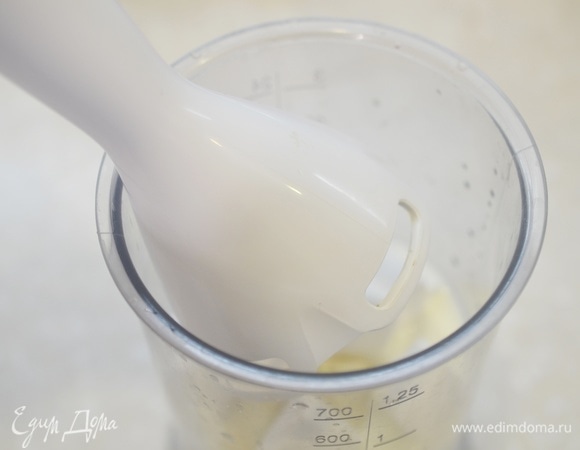 Взбейте все погружным блендером.