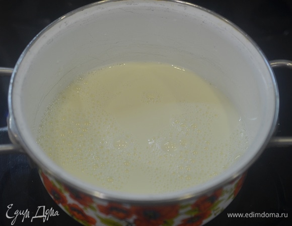 Вскипятите 200 мл молока.