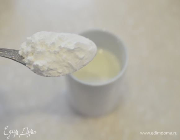 В оставшемся молоке размешайте крахмал, чтобы не было комочков.