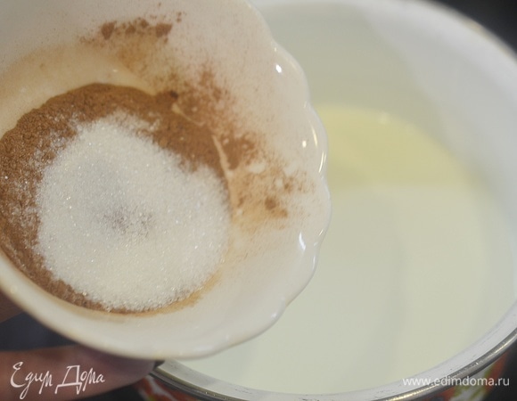 Всыпьте в кипящее молоко какао с сахаром.
