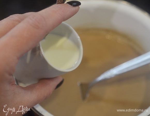 Влейте молоко с крахмалом и варите еще 2–3 минуты.