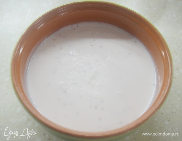 В кефир добавьте соду и перемешайте.