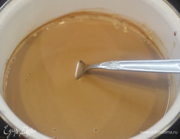 Добавьте ваниль, корицу и дайте настояться минут 10.