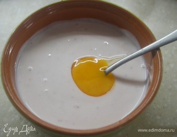 Вбейте яйцо.
