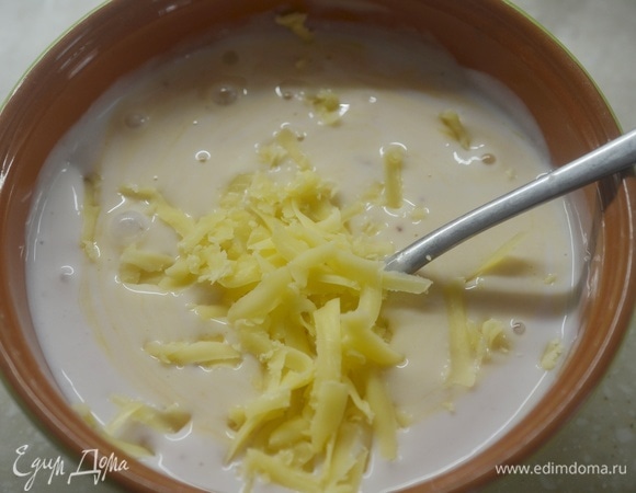 Добавьте натертый на терке сыр. Перемешайте.