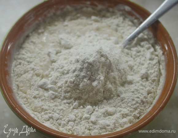 Просейте муку.