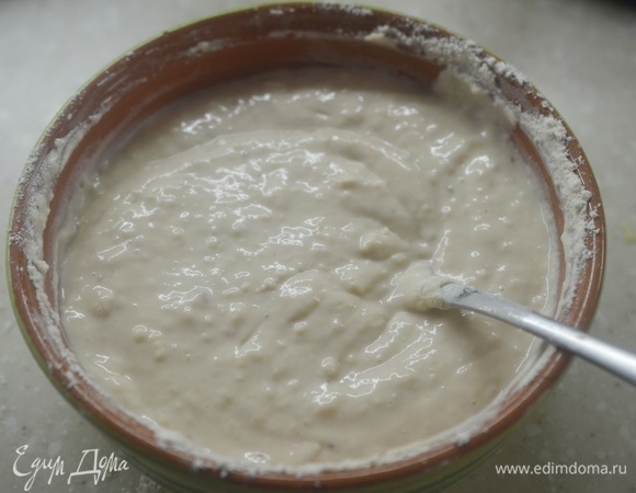 Перемешайте до однородного состояния. Тесто получается достаточно густым.