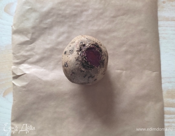 Свеклу проколоть ножом в нескольких местах, завернуть в пергамент и запекать в микроволновке минут 10 (можно отварить или запечь в духовке), до полуготовности. Затем свеклу остудить, нарезать соломкой, добавить сахар и уксус, хорошо перемешать и оставить мариноваться на 15 мин.