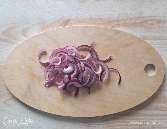 Красный лук — полукольцами.