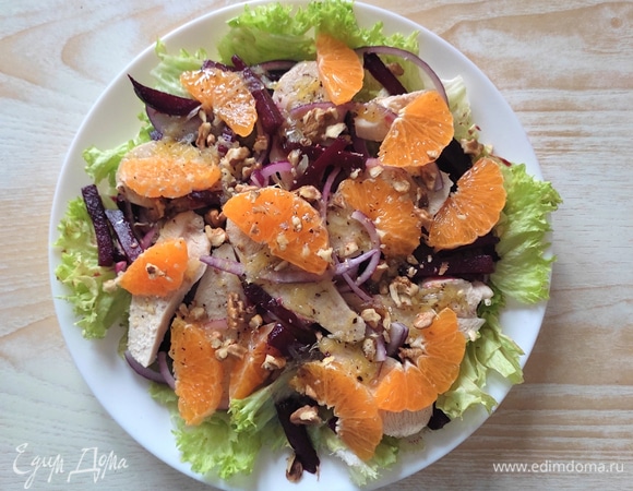 Ядра грецких орехов порубить крупными кусочками и немного подсушить на сухой сковороде, так вкус станет более насыщенным. Посыпать сверху салат. Приятного аппетита!