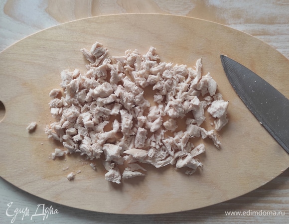 Куриное филе отварить до готовности, остудить и мелко нарезать.