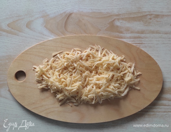 Сыр потереть на крупной терке.