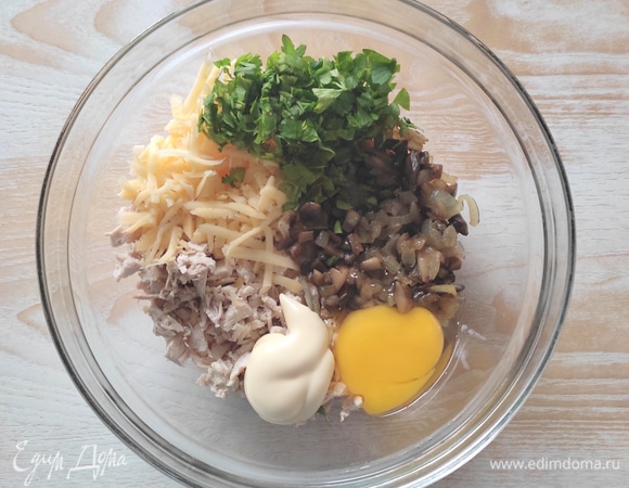 В чаше смешать куриное филе, обжаренные грибы, сыр, добавить яйцо, мелко нарезанную зелень и майонез.