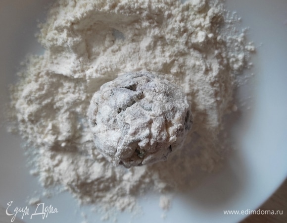 Приготовить панировку. В три разных блюдца насыпать муку, хлебную крошку и яйцо (немного взболтать). Шарик сначала обвалять в муке.