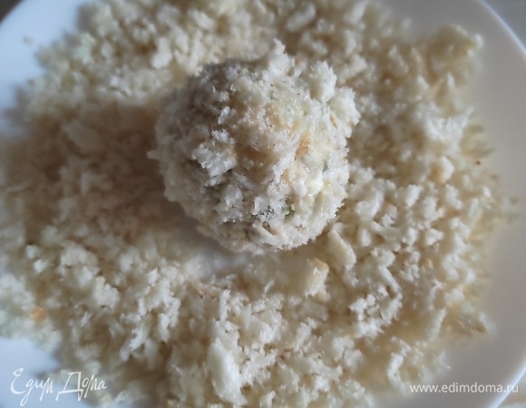 В последнюю очередь шарик хорошо обвалять в хлебных крошках.