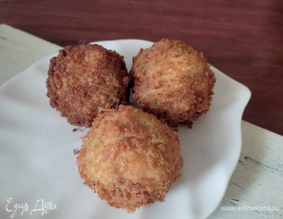 Обжаривать шарики во фритюре до золотистого цвета. Выложить на бумажное полотенце, чтобы впитался лишний жир. Подавать горячими. Приятного аппетита!