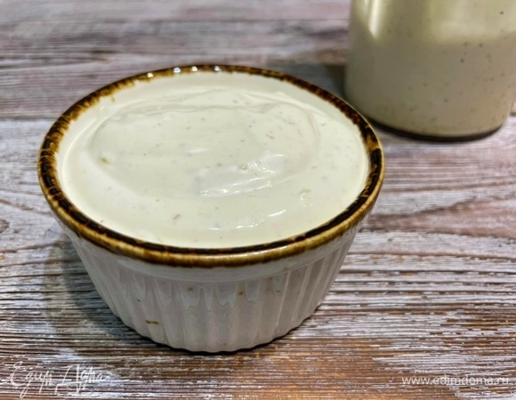 Для заправки в чаше смешайте куриный желток, горчицу, лимонный сок, соль и сахар по вкусу. Налейте растительное масло и взбейте соус до состояния густой сметаны.