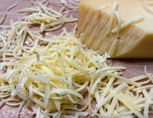 Сыр натрите на мелкой терке, лучше взять сыр с пряным вкусом.
