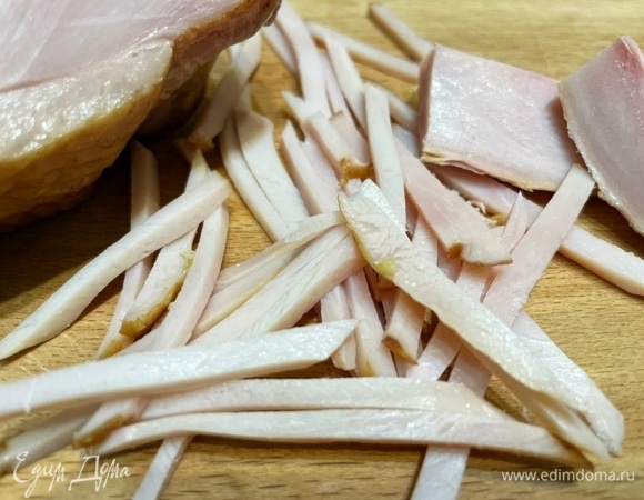 Мясо индейки нарежьте на тонкие полоски.