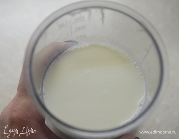 В чашу блендера влейте молоко.