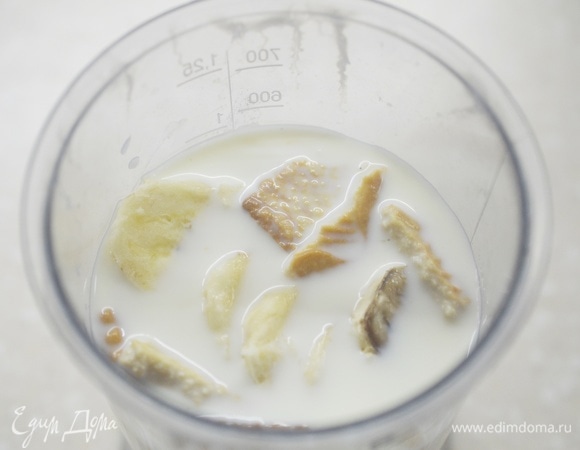 Банан нарежьте кружками и тоже добавьте к молоку.