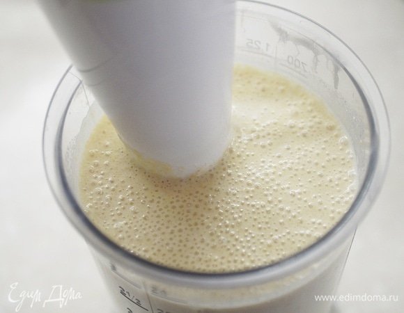 Взбейте все при помощи блендера.