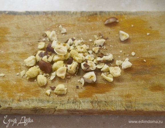 Орехи слегка измельчите.