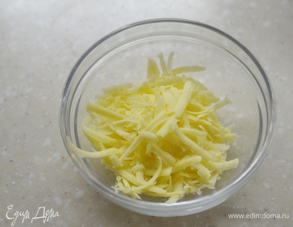 Сыр натрите на терке.