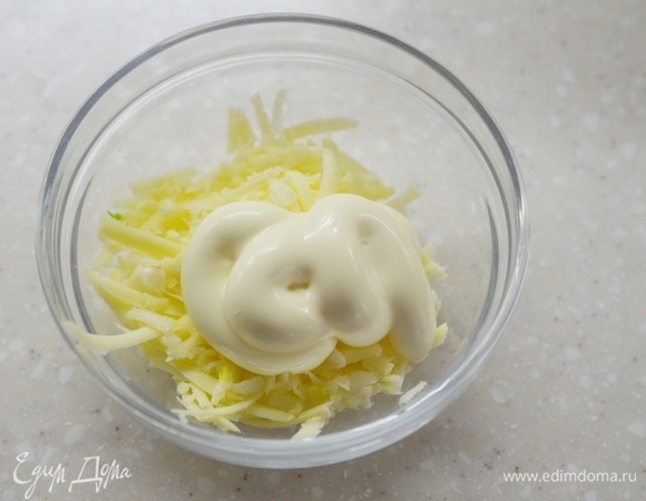 Добавьте майонез, чеснок.