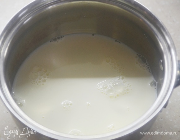 Молоко на небольшом огне доведите до кипения.