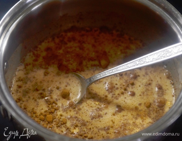 Доведите до кипения, постоянно помешивая.