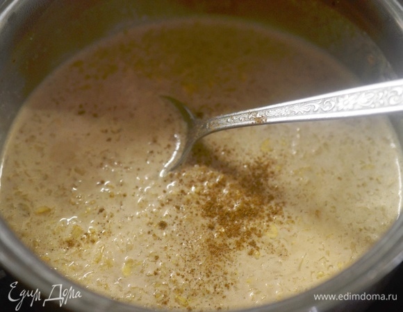 Добавьте ваниль, корицу. Перемешайте.