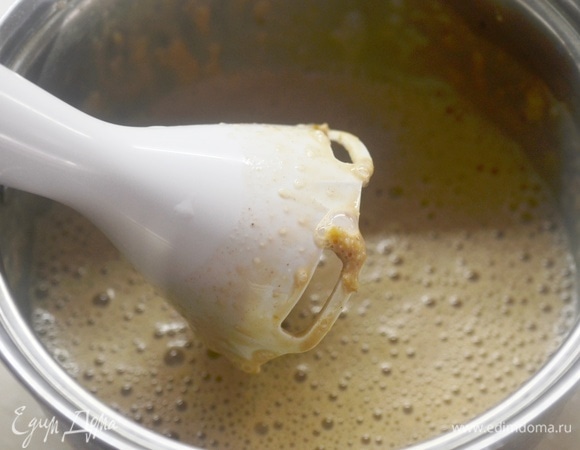 Измельчите все с помощью блендера.