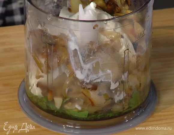 Петрушку нарезать, поместить в чашу блендера и посолить, добавить 1 ст. ложку оливкового масла, творожный сыр и грибы, все измельчить, затем переложить в салатник.